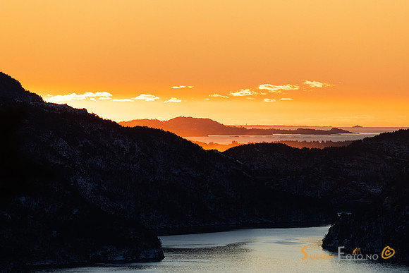 Solnedgang over fjorden