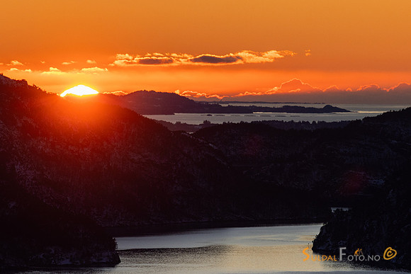 Solnedgang over fjorden