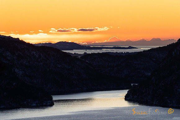 Solnedgang over fjorden