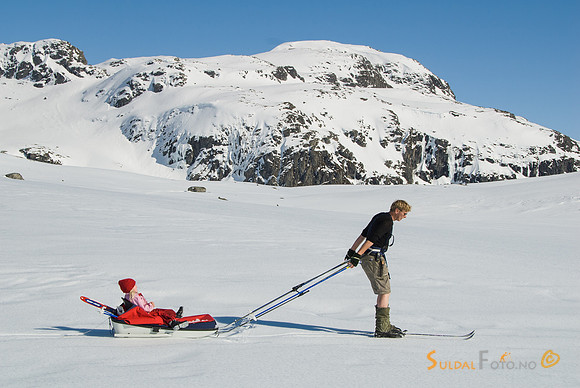På ski med pulk