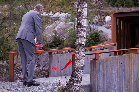 Ordføraren klipper snora