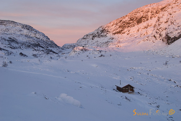 Hytte i vinterlandskap