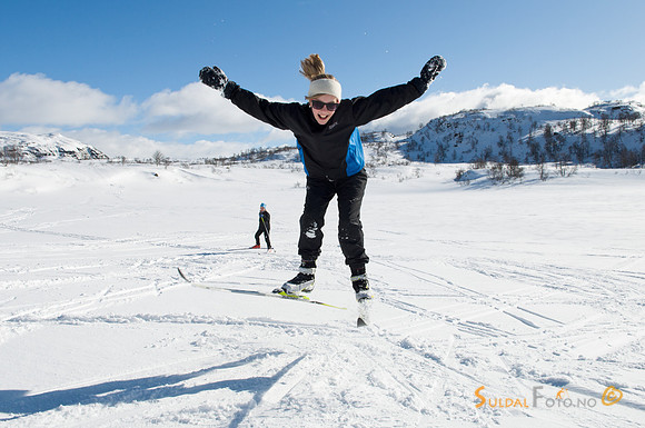 Hoppande glad på ski