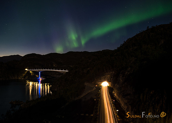 Trafikk til Sandsfjordbrua,  og nordlys.