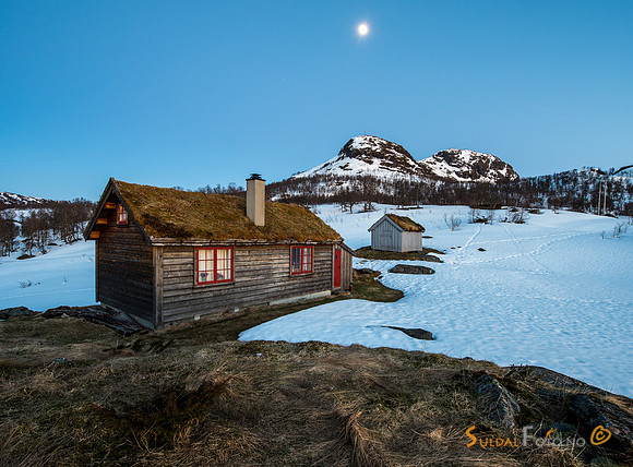 Åsstølen. Gullingen og månen