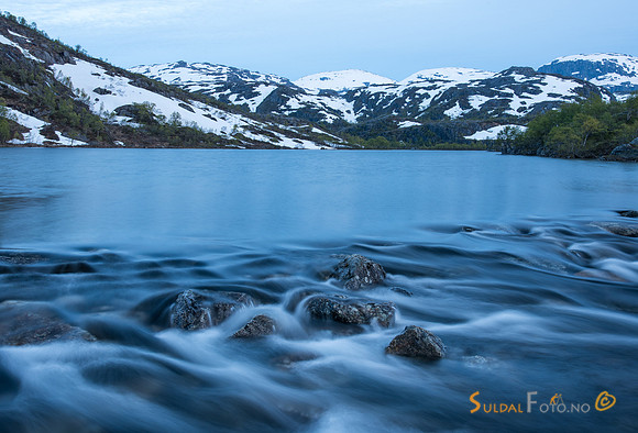 Elv med smeltevatn