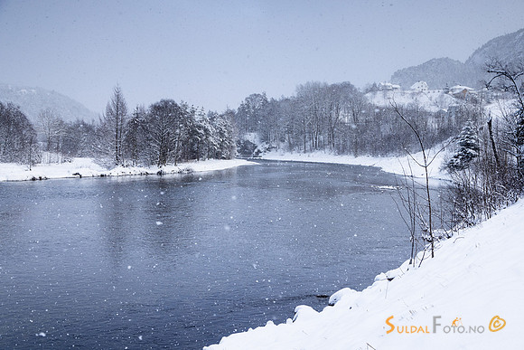 Snøvær over Suldalslågen