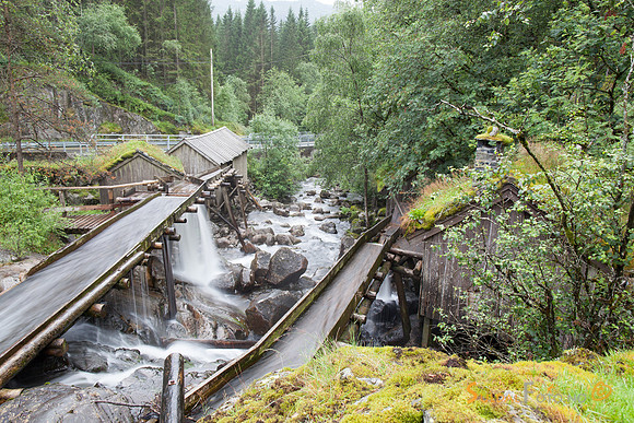 Kvednaholo, Ritland