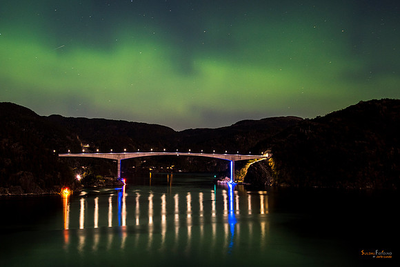 Sandsfjordbrua og nordlys.