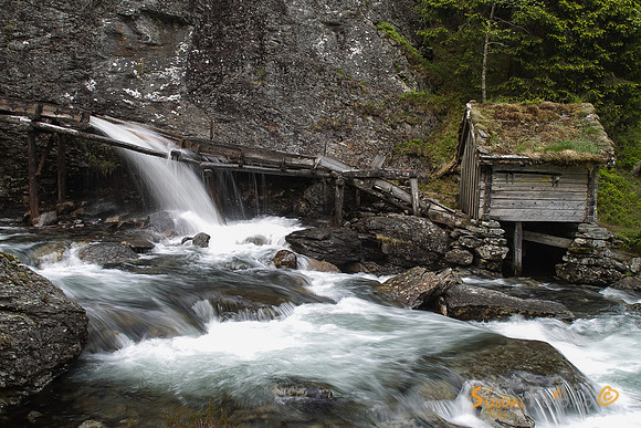 Fossen og kvernhus på Hustveit