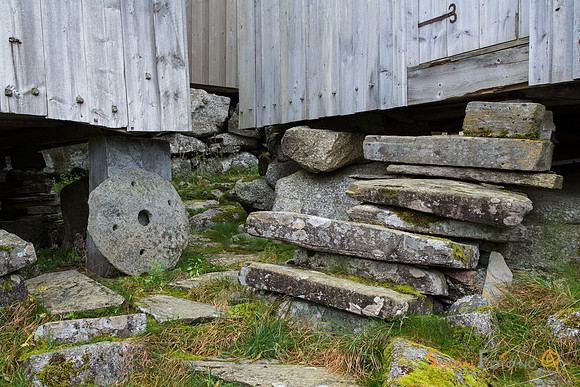 Kvernstein og trapp