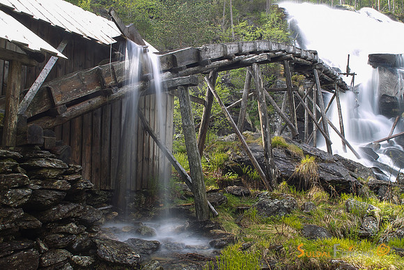 Fossen og kvernhus på Hustveit