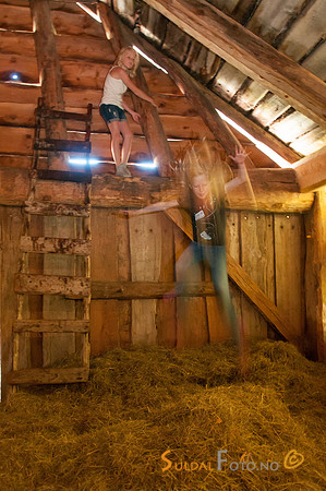 Hopping i høyet